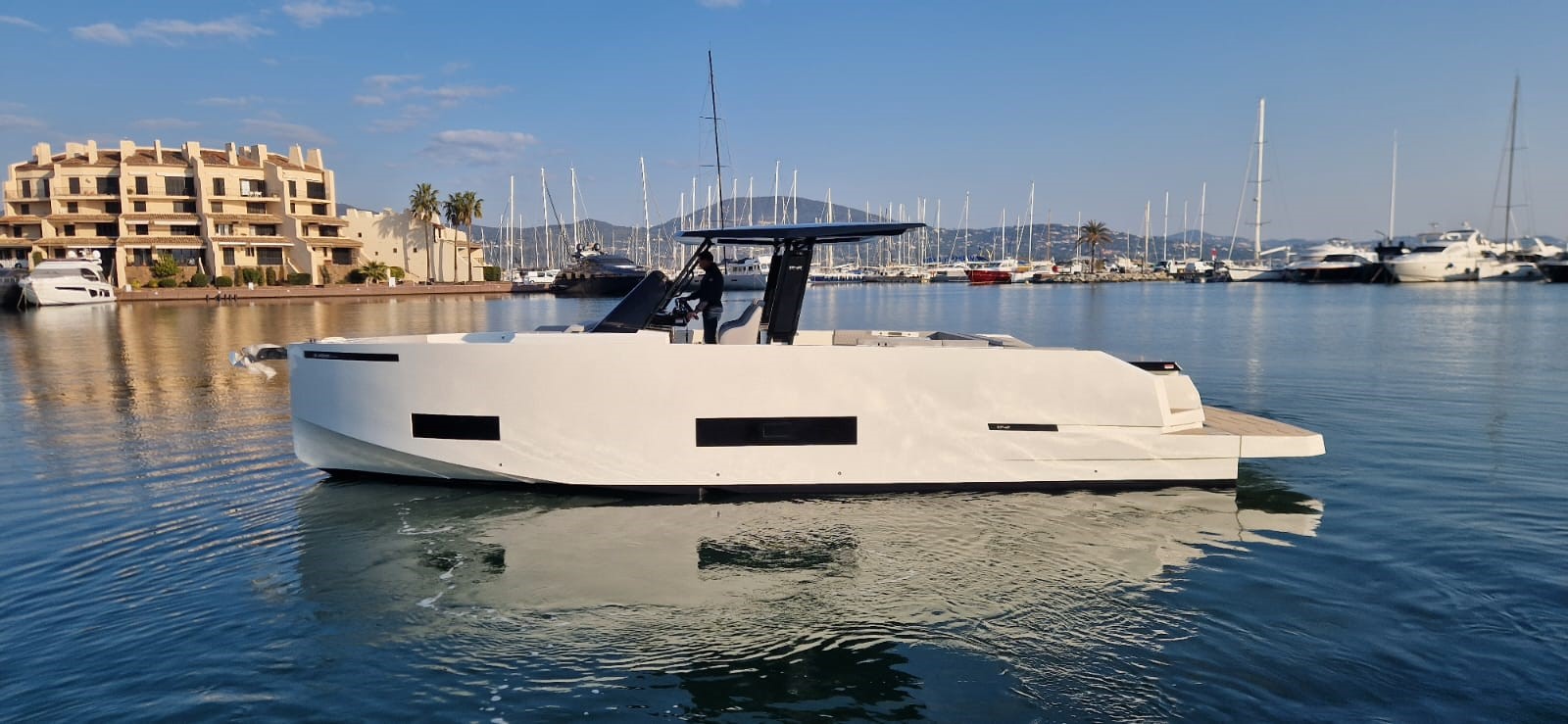 DE ANTONIO YACHTS 42 - 2