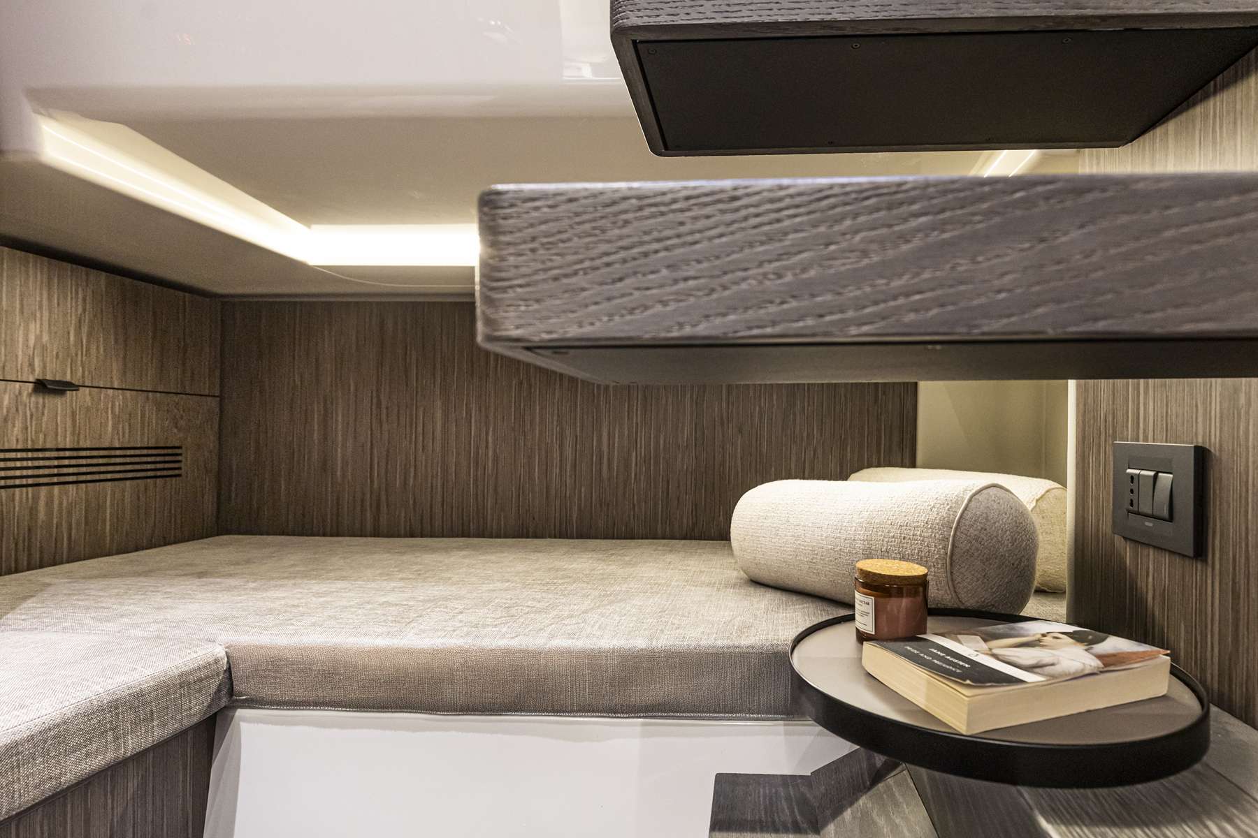 CRANCHI A32 LUXURY TENDER - 8