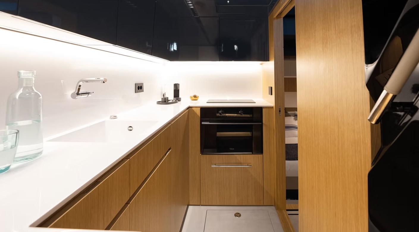DE ANTONIO YACHTS D60 - 9