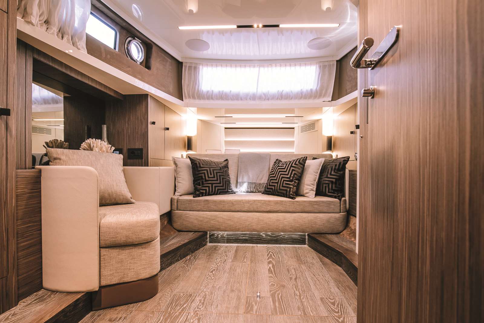 CRANCHI A46 LUXURY TENDER - 9