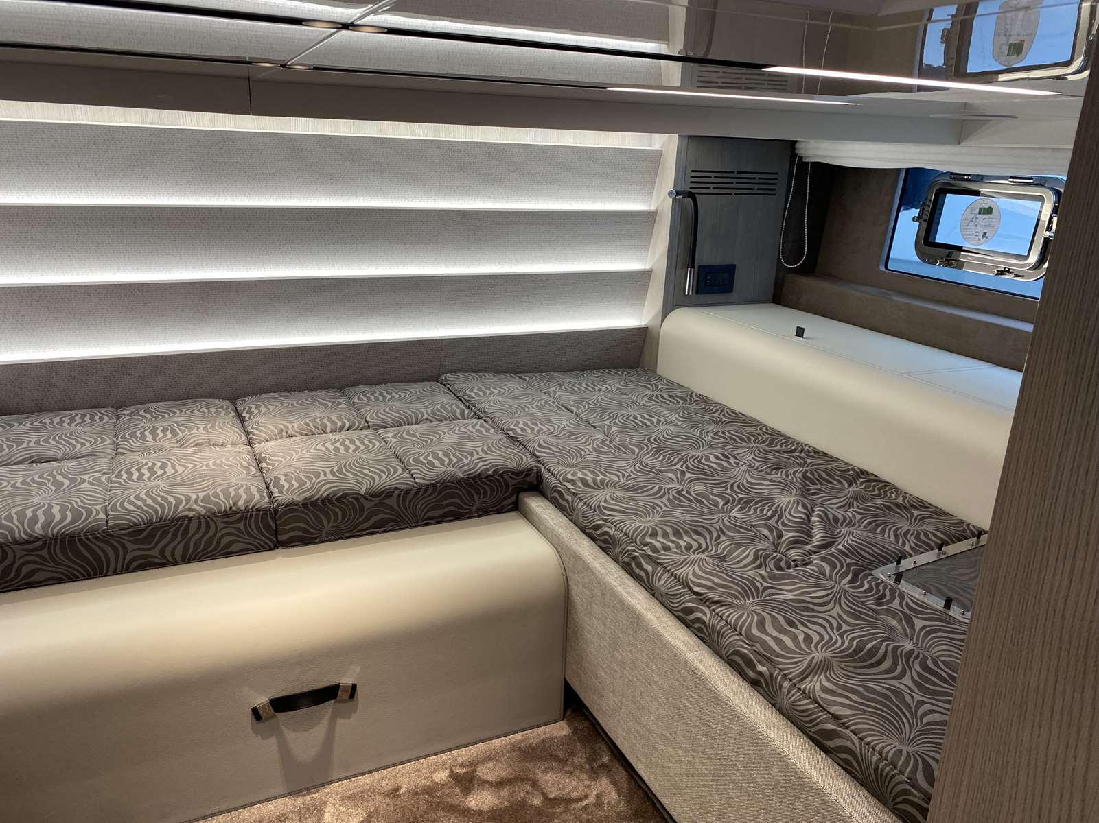 CRANCHI A46 LUXURY TENDER - 22