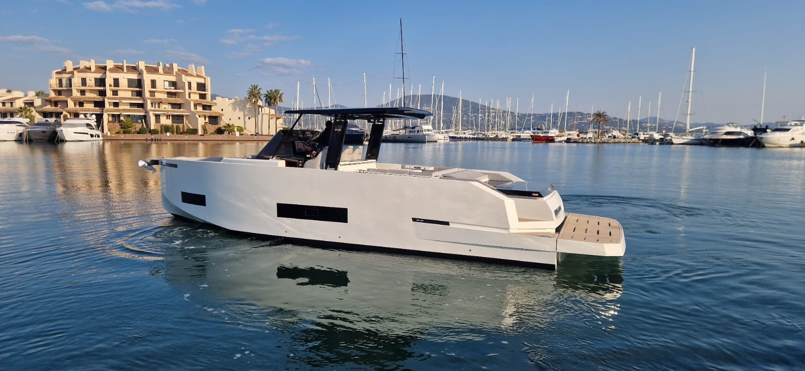 DE ANTONIO YACHTS 42 (2022)