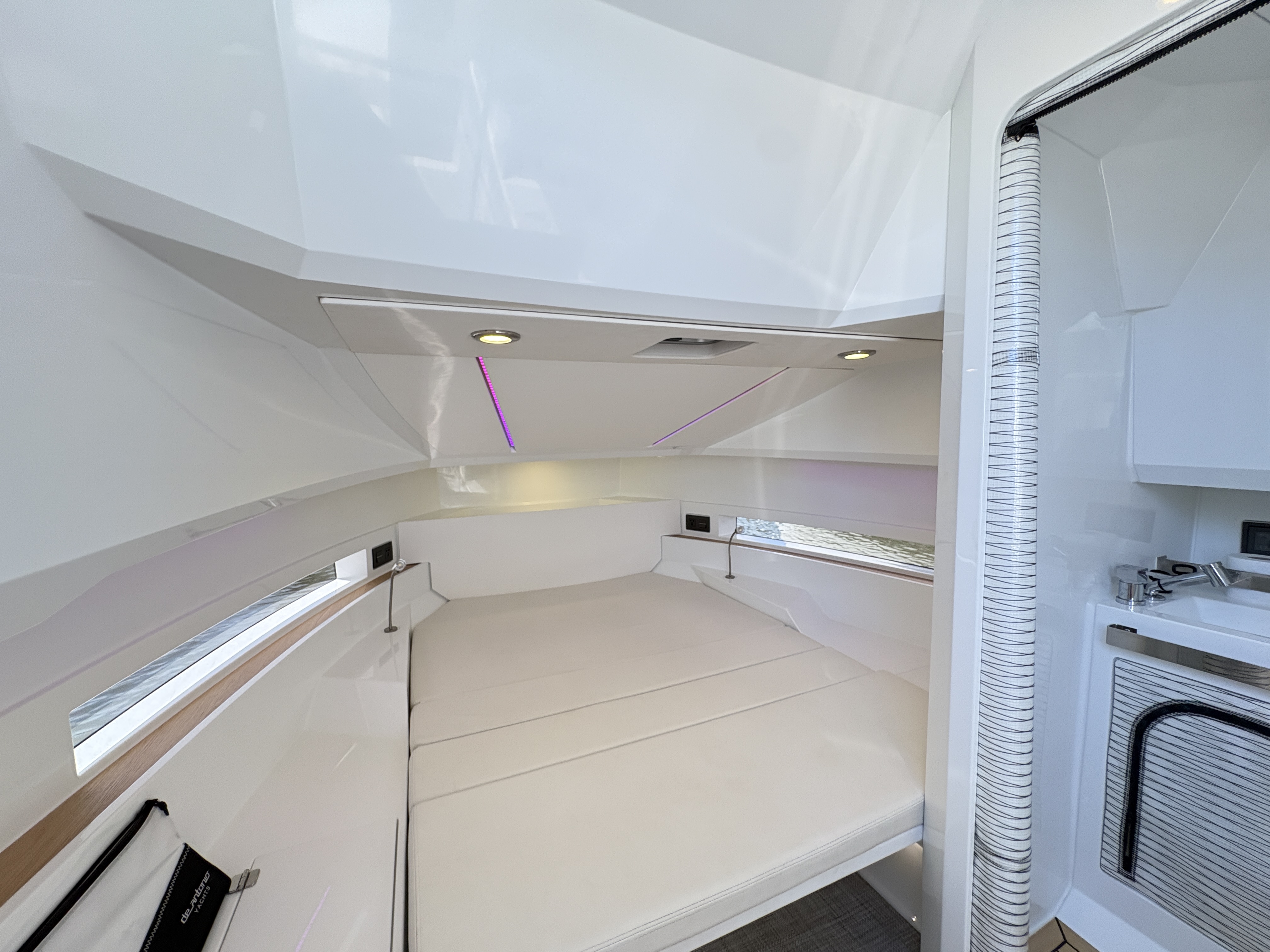 DE ANTONIO YACHTS D32 - 4