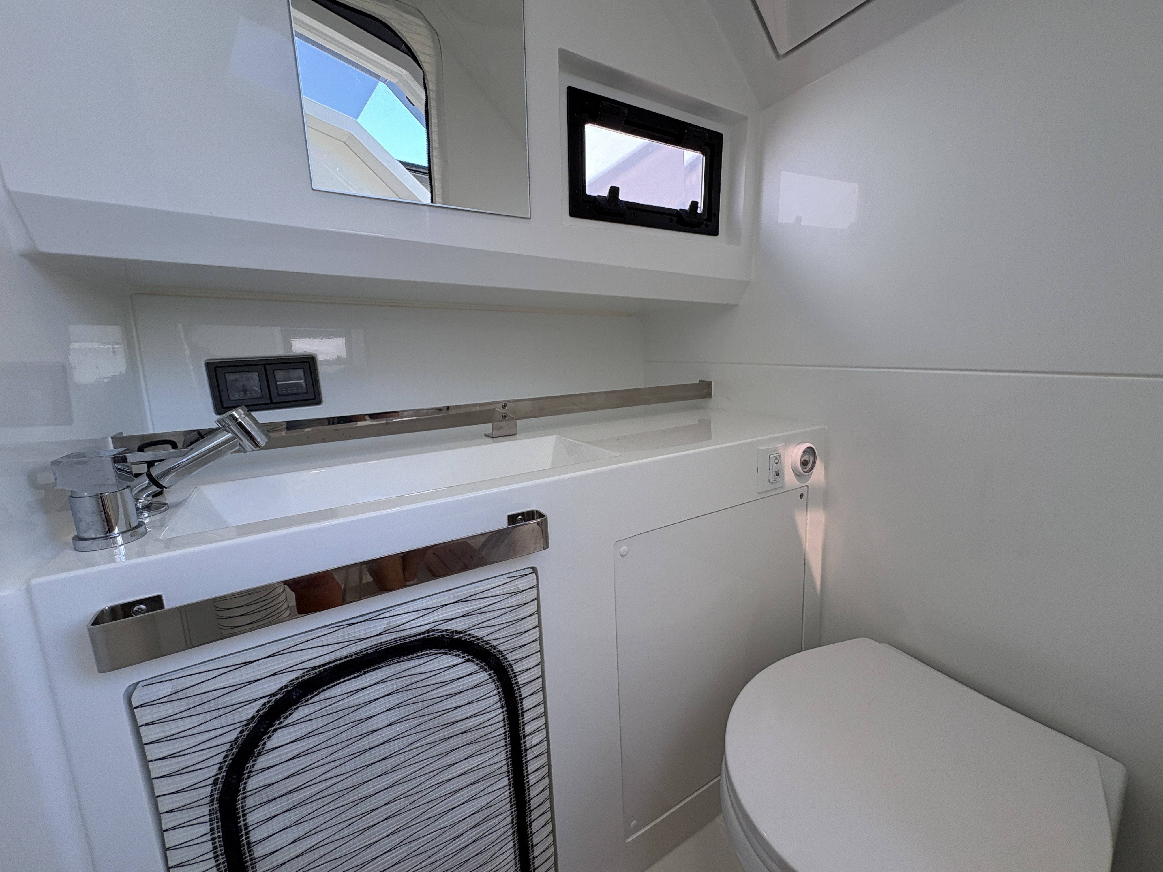 DE ANTONIO YACHTS D32 - 5