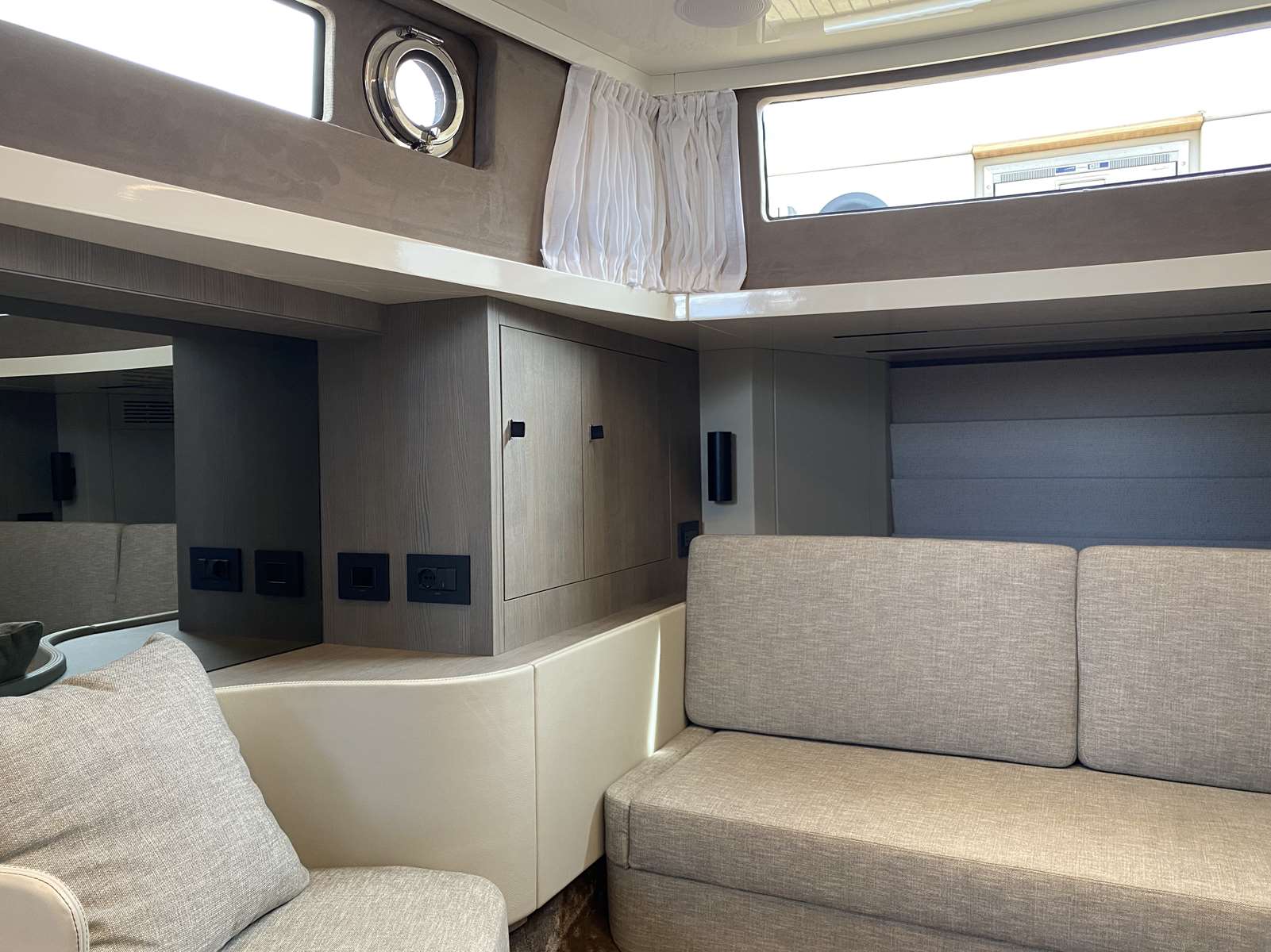 CRANCHI A46 LUXURY TENDER - 16