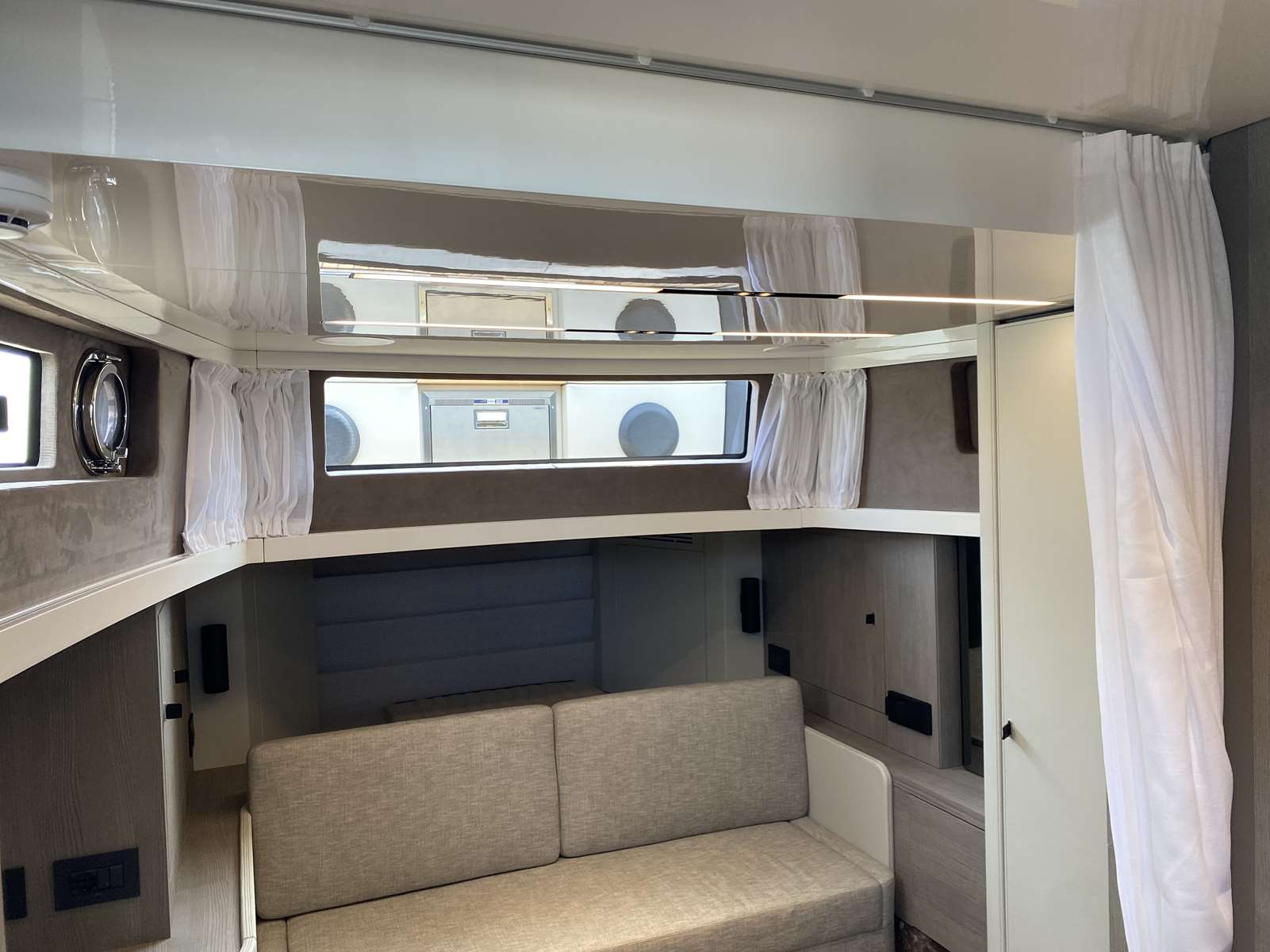 CRANCHI A46 LUXURY TENDER - 15