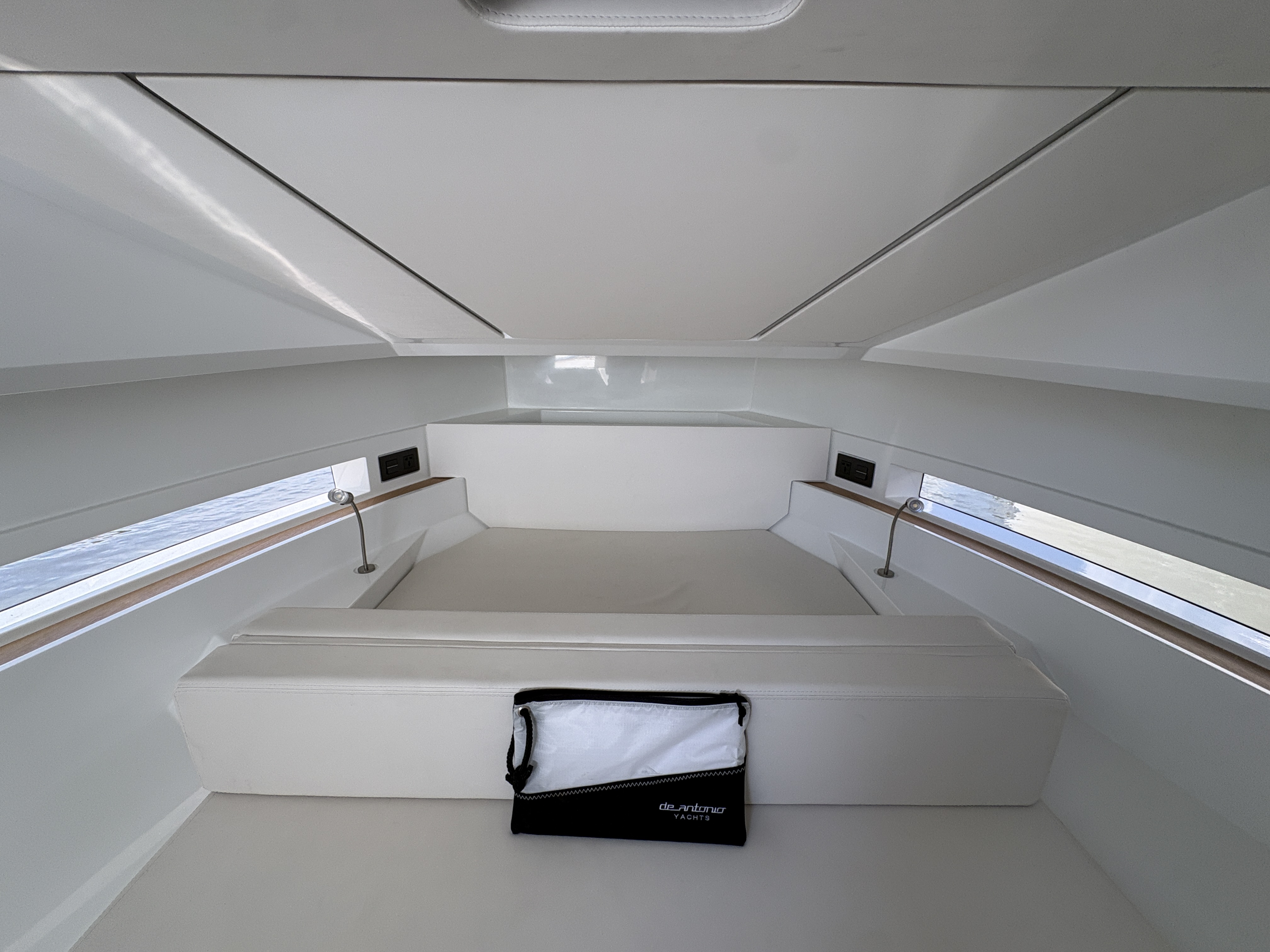 DE ANTONIO YACHTS D32 - 3